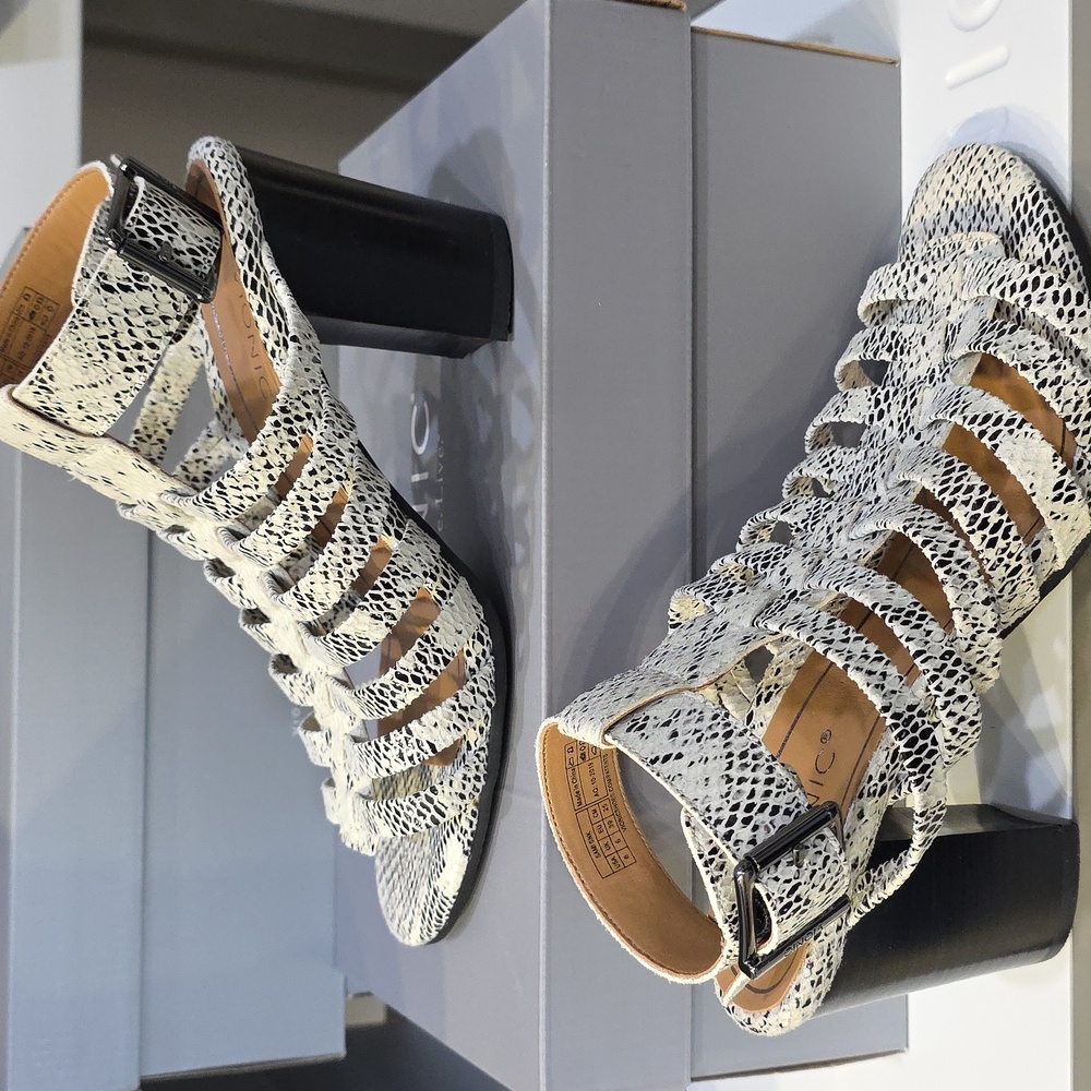 BRAND NEW Vionic Sami Sandall Heel in white & black Snake. Size 8.